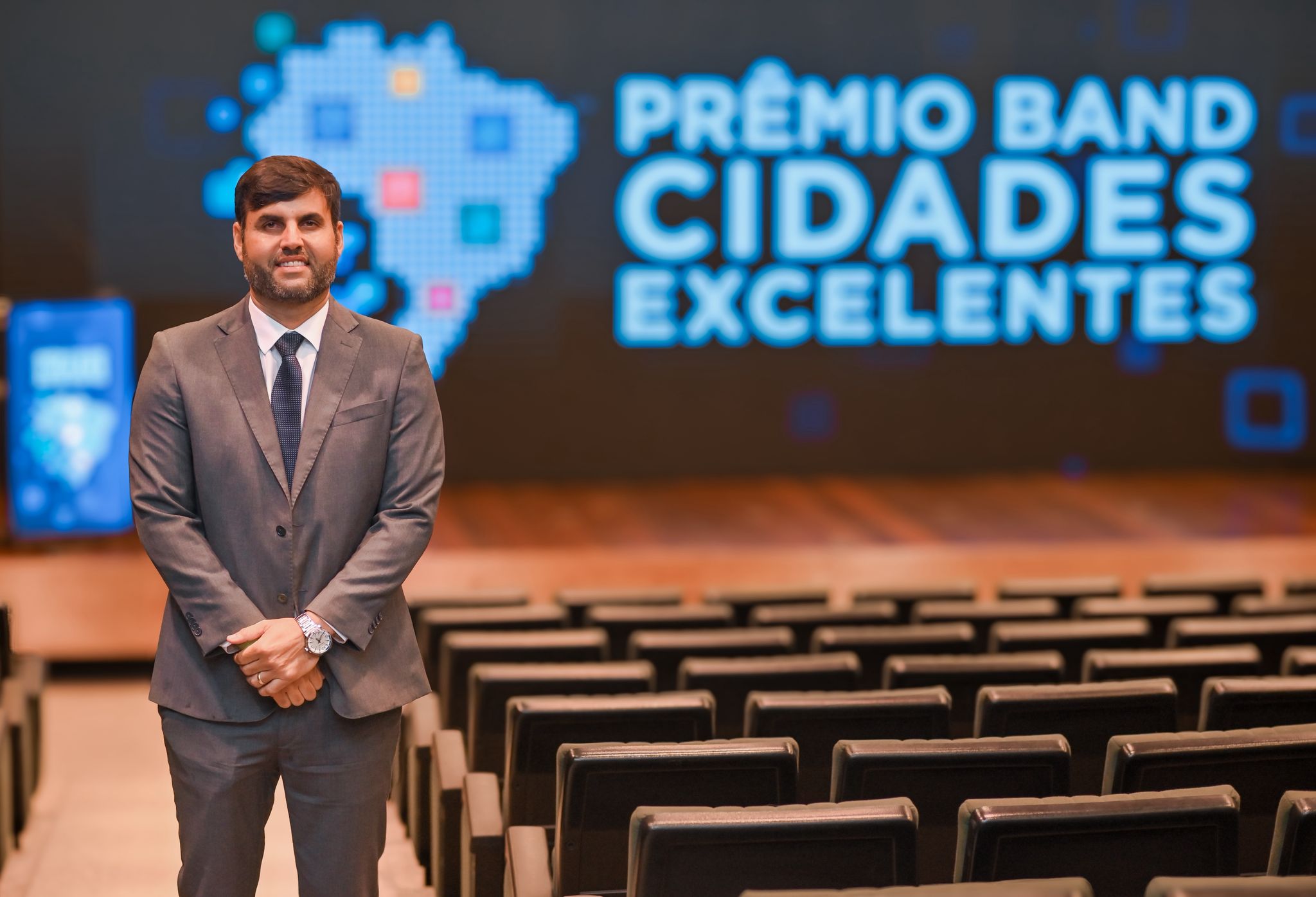 Prefeito de Currais Novos, Lucas Galvão, recebe em Natal reconhecimento com premiação para Educação do munícipio