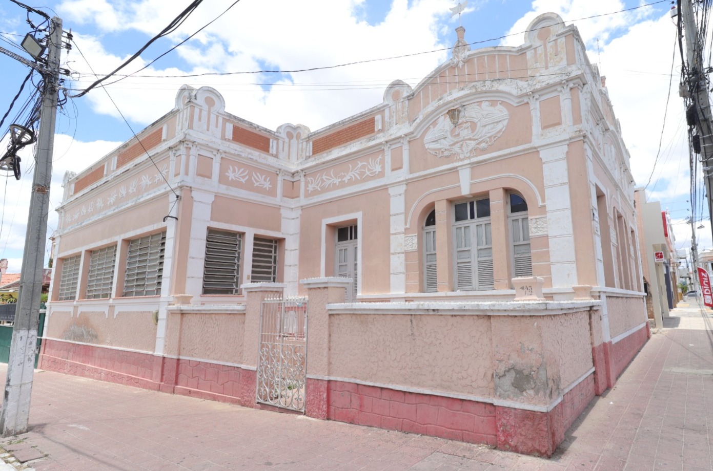 A Justiça do RN autorizou a retomada das atividades da Escola do Legislativo José Bezerra Gomes, em Currais Novos