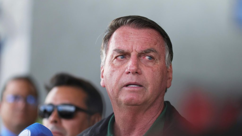 Bolsonaro tem agravamento de crise de soluços e pede visita médica