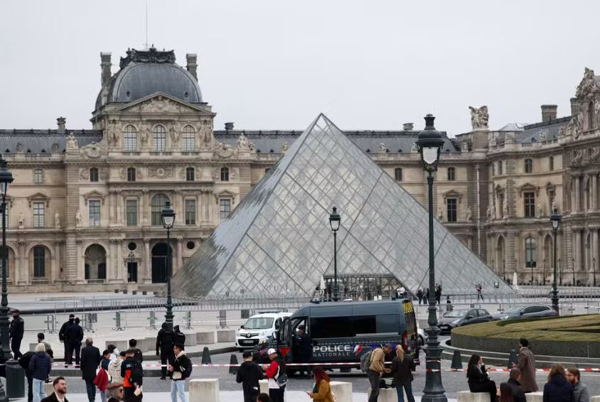 Museu do Louvre, em Paris, é fechado após roubo de joias: “patrimônio inestimável”