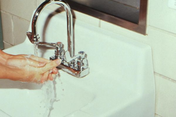 Caern é condenada a realizar ligação regular de água e esgoto e indenizar consumidor em Acari