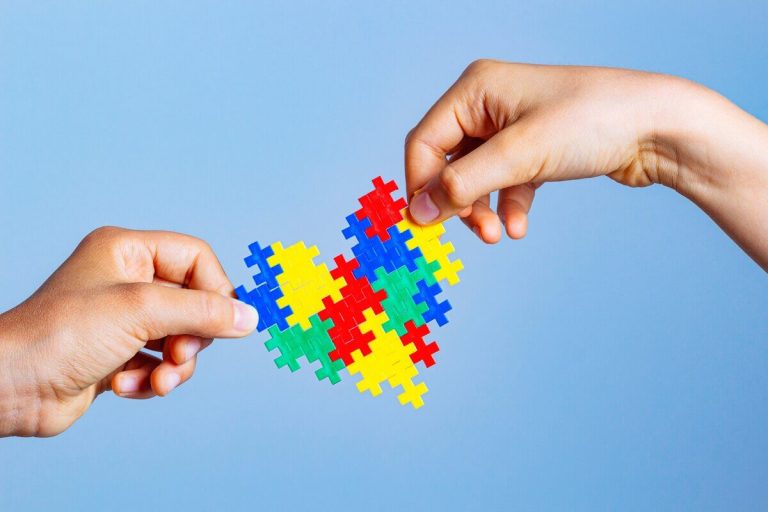 Autistas têm direito a benefício de 1 salário mínimo — e muita gente ainda não sabe.