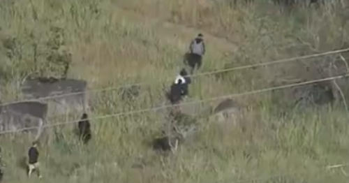 Criminosos armados fogem em trilha durante operação da PM no Rio