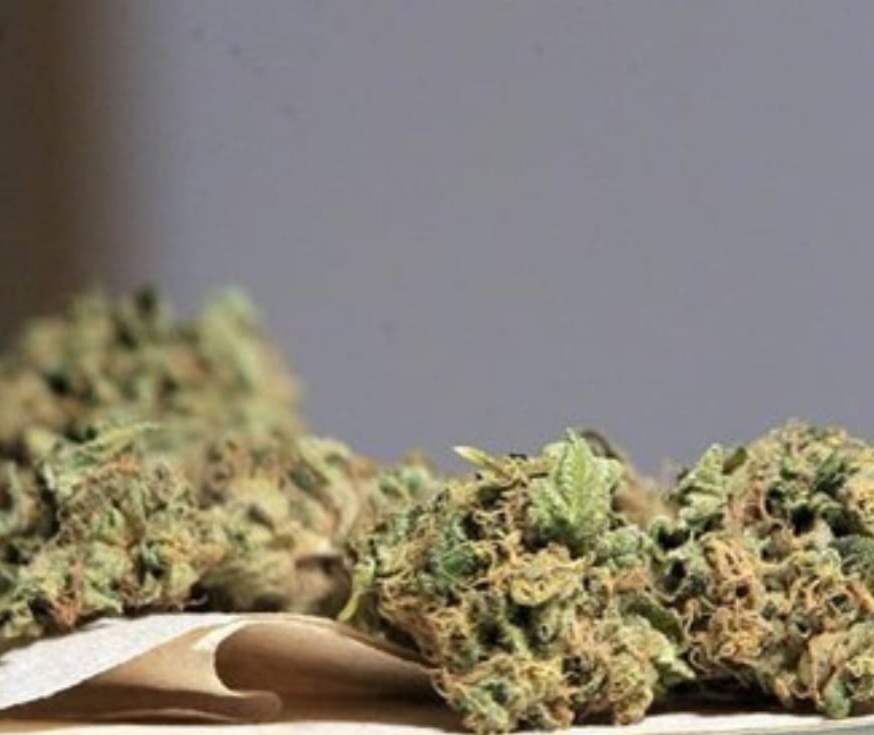 Polícia Militar apreende material análogo a maconha com adolescentes