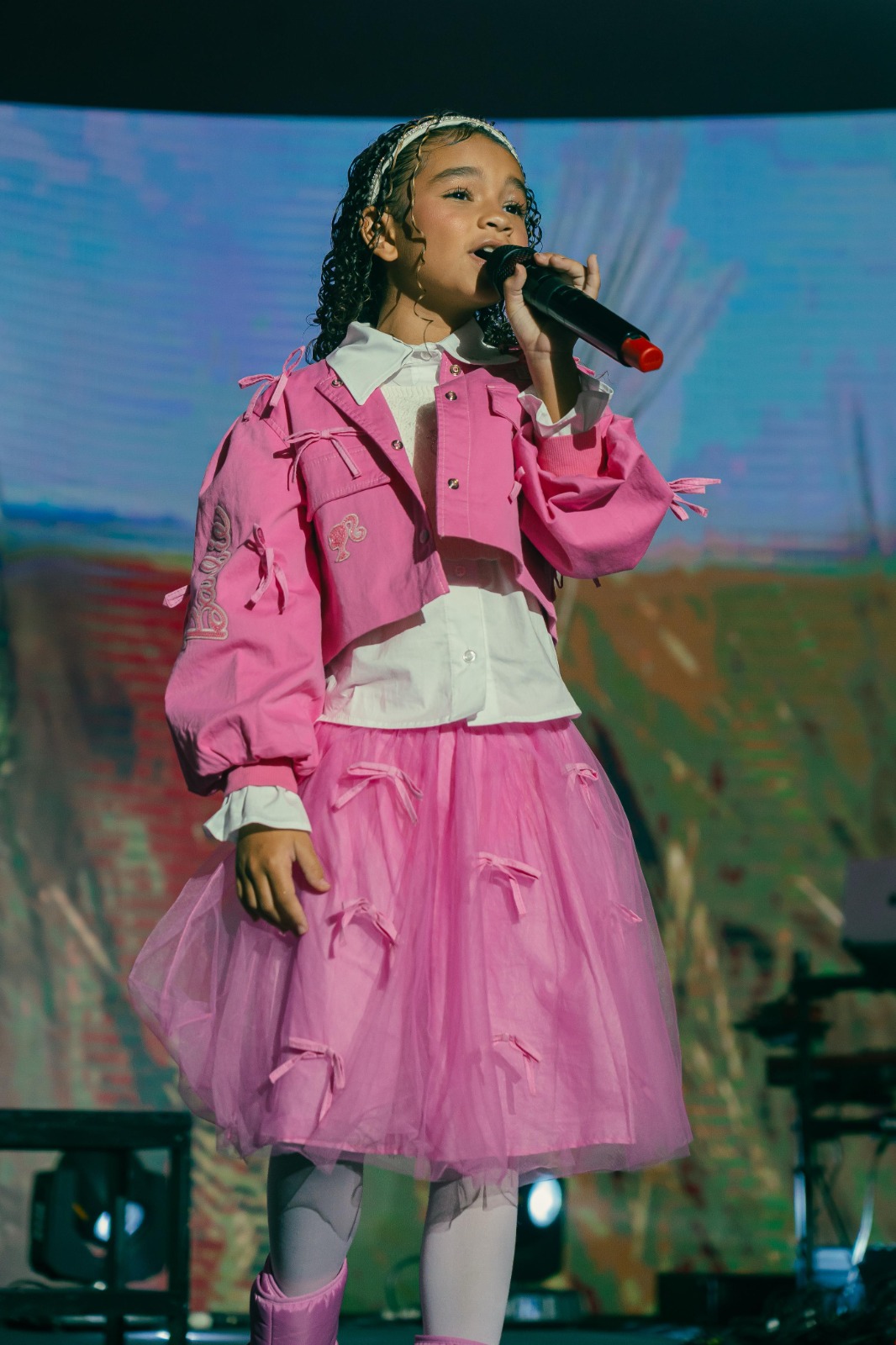 Maria Pita, a voz mirim que encanta o Brasil, chega a Natal neste sábado para Marcha para Jesus