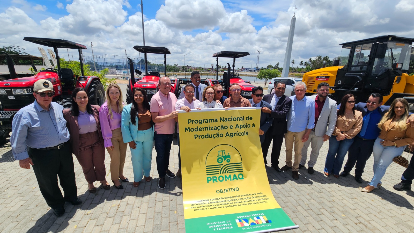 Zenaide Maia participa da entrega de máquinas agrícolas para municípios potiguares