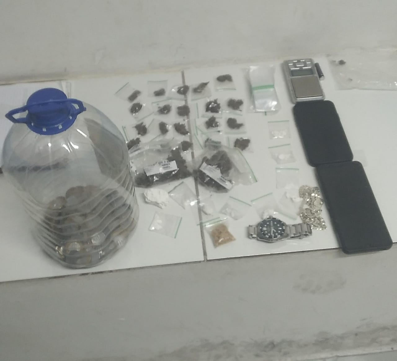 POLÍCIA MILITAR APREENDE DROGAS E PRENDE SUSPEITO POR TRÁFICO EM CURRAIS NOVOS