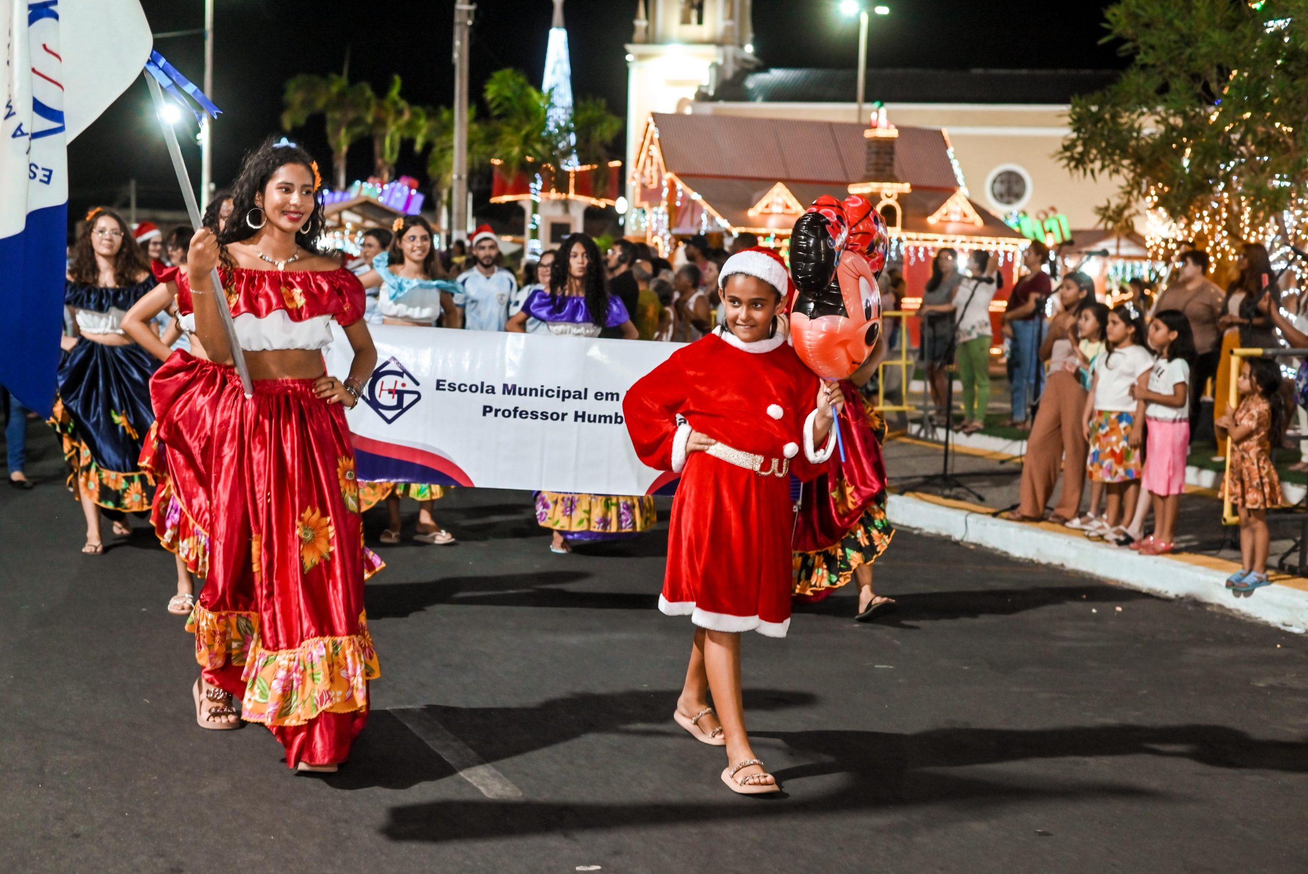 Cortejo Natalino adiciona magia às ruas de Currais Novos