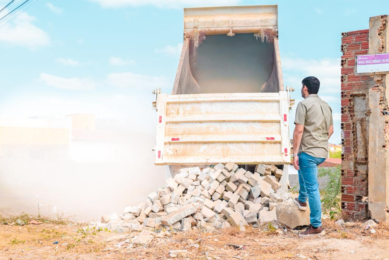 Prefeitura de currais novos inicia pavimentação da rua Manoel Miguel sobrinho, no bairro paizinho maria