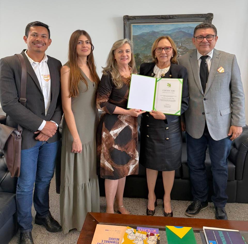 Zenaide ganha homenagem nacional por denunciar controle dos bancos sobre quase 50% do orçamento do país