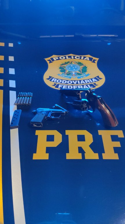 Fiscalização da PRF neste fim de semana resultou em prisões e apreensões de armas de fogo e veículos em todo o estado