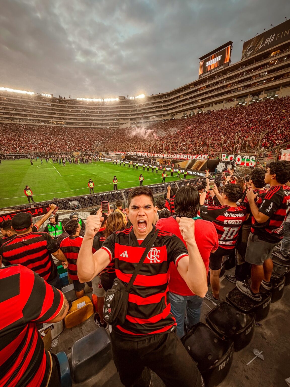 Currais-novense conhecido como Rei dos Cantos, vive sonho do tetra em Lima e celebra conquista histórica do Flamengo
