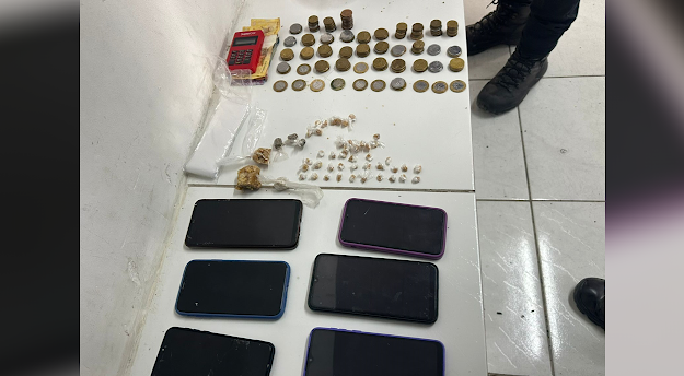 Casal é preso com drogas, dinheiro e celulares durante patrulhamento da PM em Currais Novos