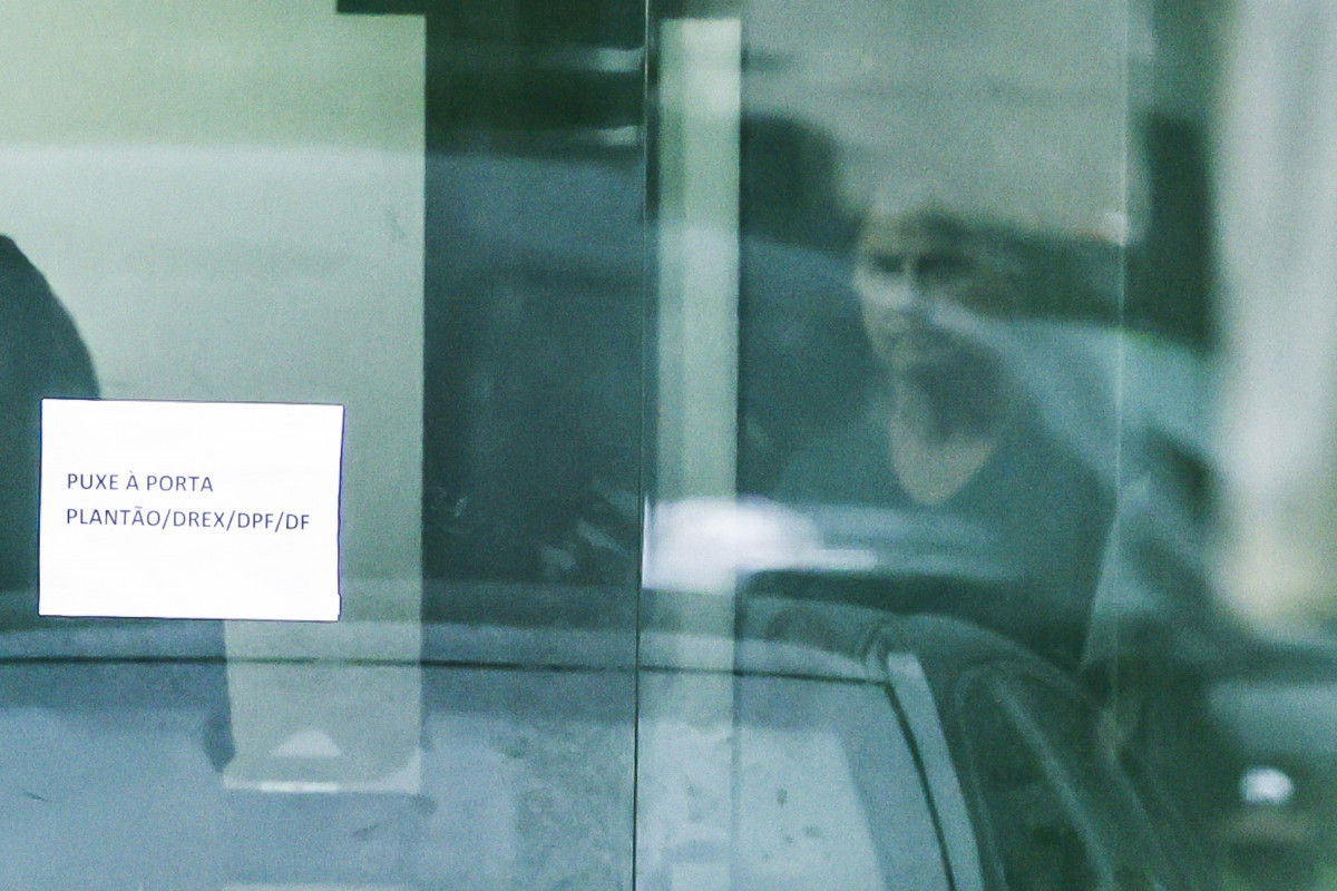 Defesa pede que Bolsonaro deixe a prisão e seja internado para passar por cirurgias