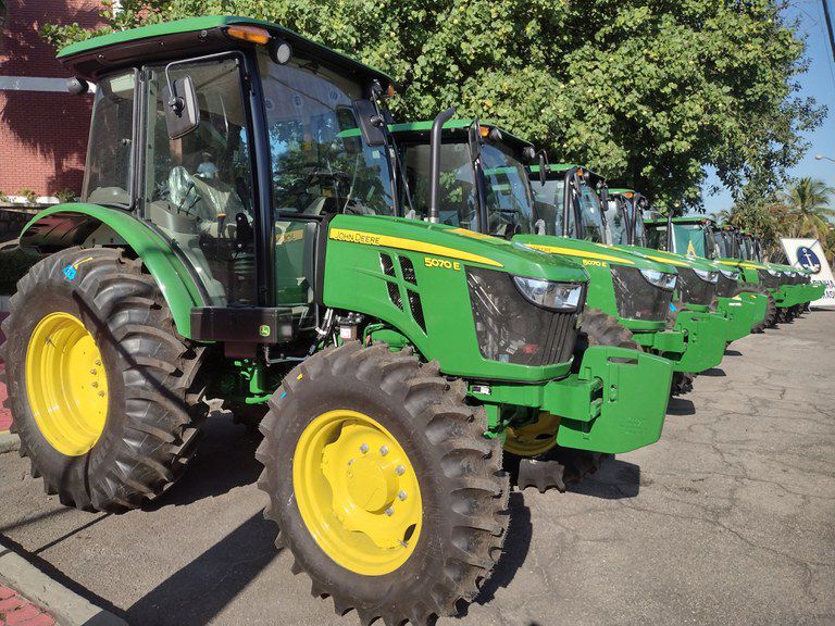 Currais Novos recebe novo trator para fortalecer ações na zona rural