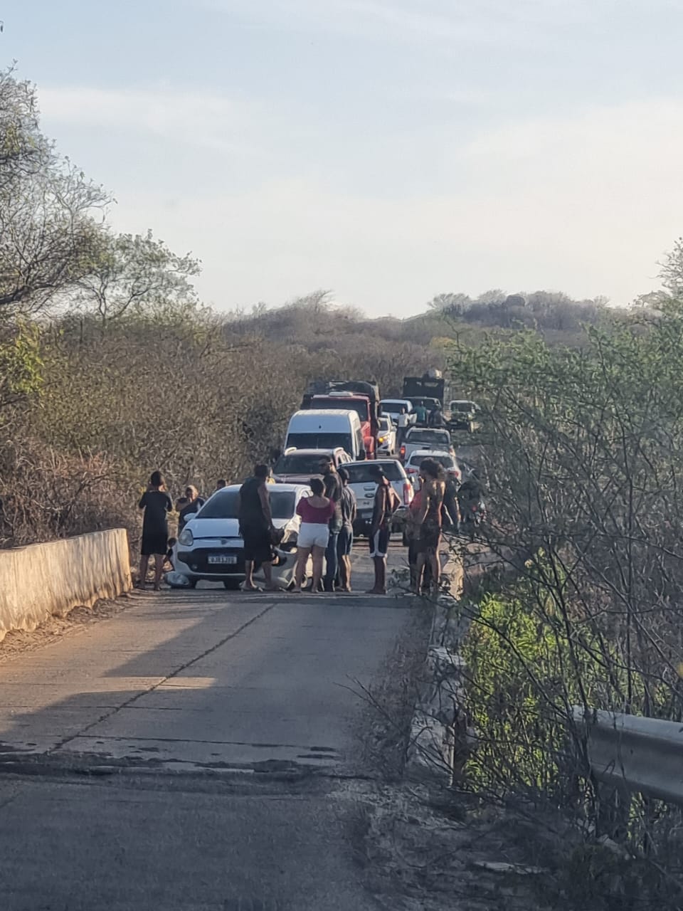 Acidente é registrado próximo à ponte estreita no Povoado Malhada da Areia; apenas danos materiais