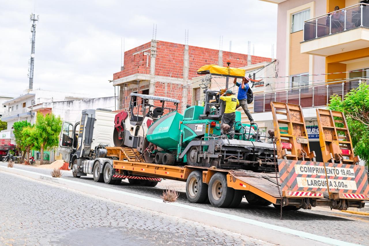 Currais Novos recebeu nesta quinta-feira (18) máquinas para início das obras na Avenida Getúlio Vargas