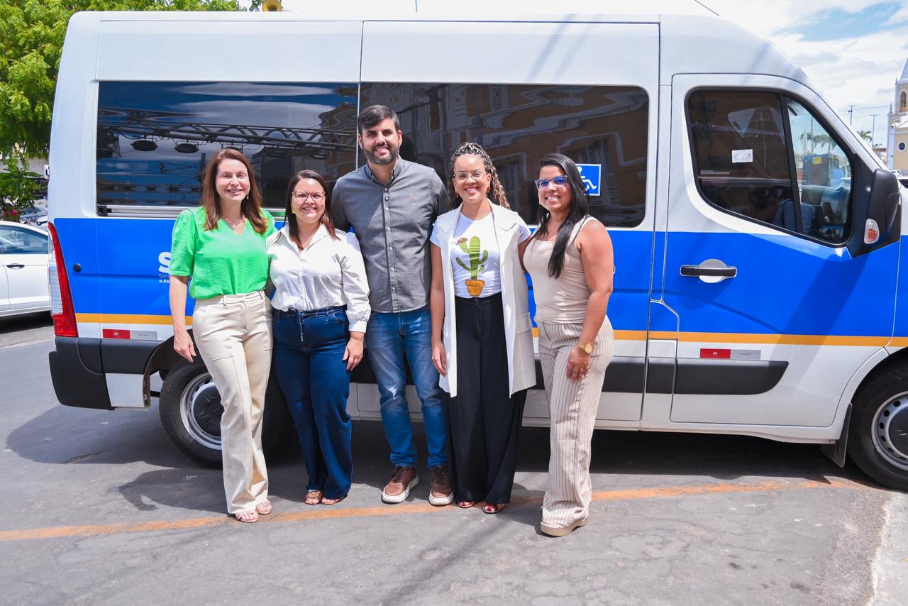 Prefeitura de Currais Novos entrega van adaptada para fortalecer ações da Assistência Social