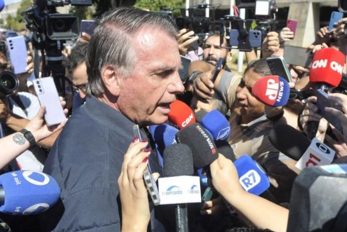 Moraes manda Bolsonaro informar se tem interesse em conceder entrevistas à imprensa