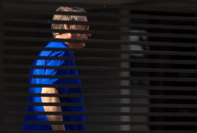 Bolsonaro ficará preso até 2033; semiaberto só depois de 6 anos de regime fechado