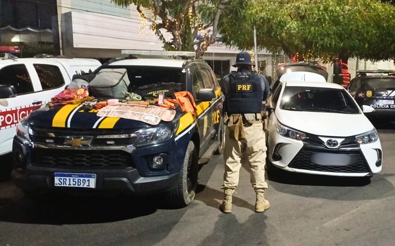 PRF e PM-RN apreendem veículo roubado, armas e joias após confronto com suspeitos de assalto na PB em Currais Novos/RN