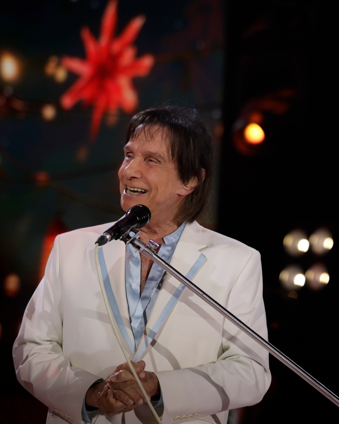 Roberto Carlos testa positivo para Covid e falta à despedida do amigo Genival