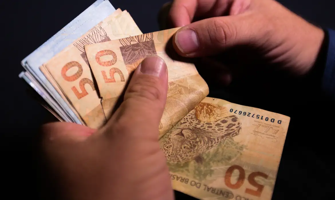 Reajuste do mínimo em 2026 custará R$ 4,28 bilhões aos municípios