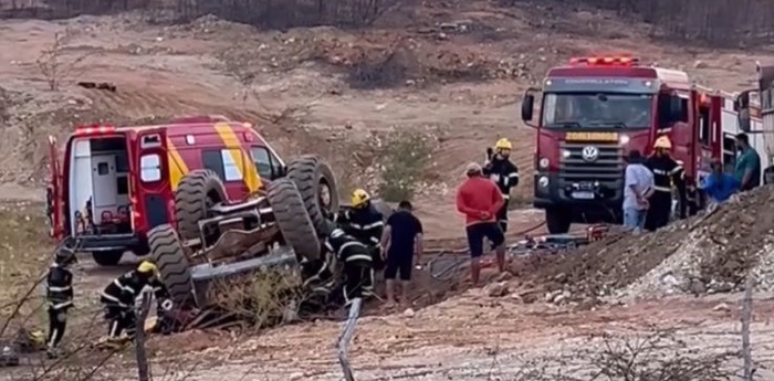 Retoescavadeira tomba entre São Vicente e Currais Novos e operador fica preso às ferragens