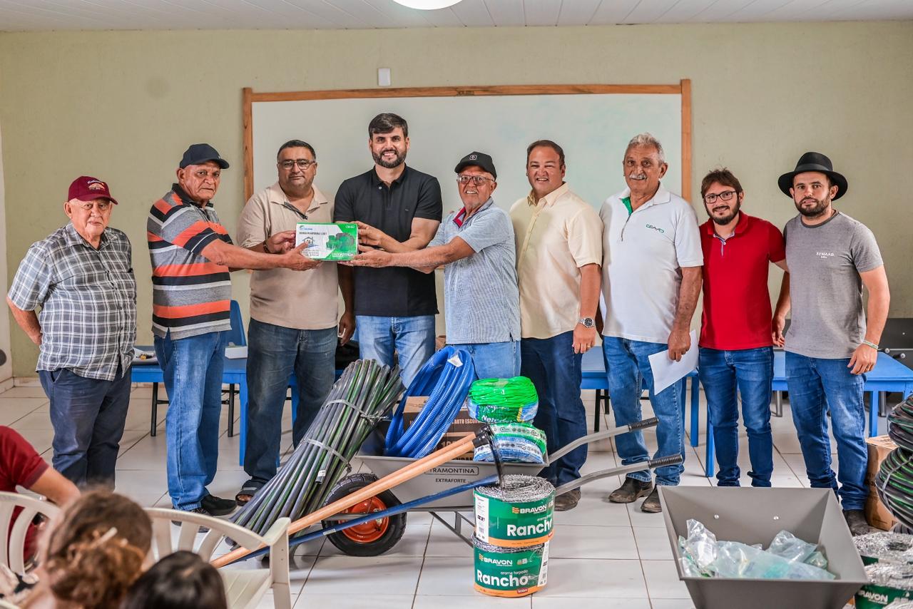 Prefeitura de Currais Novos entrega kits de apoio a famílias beneficiadas com barragens submersas