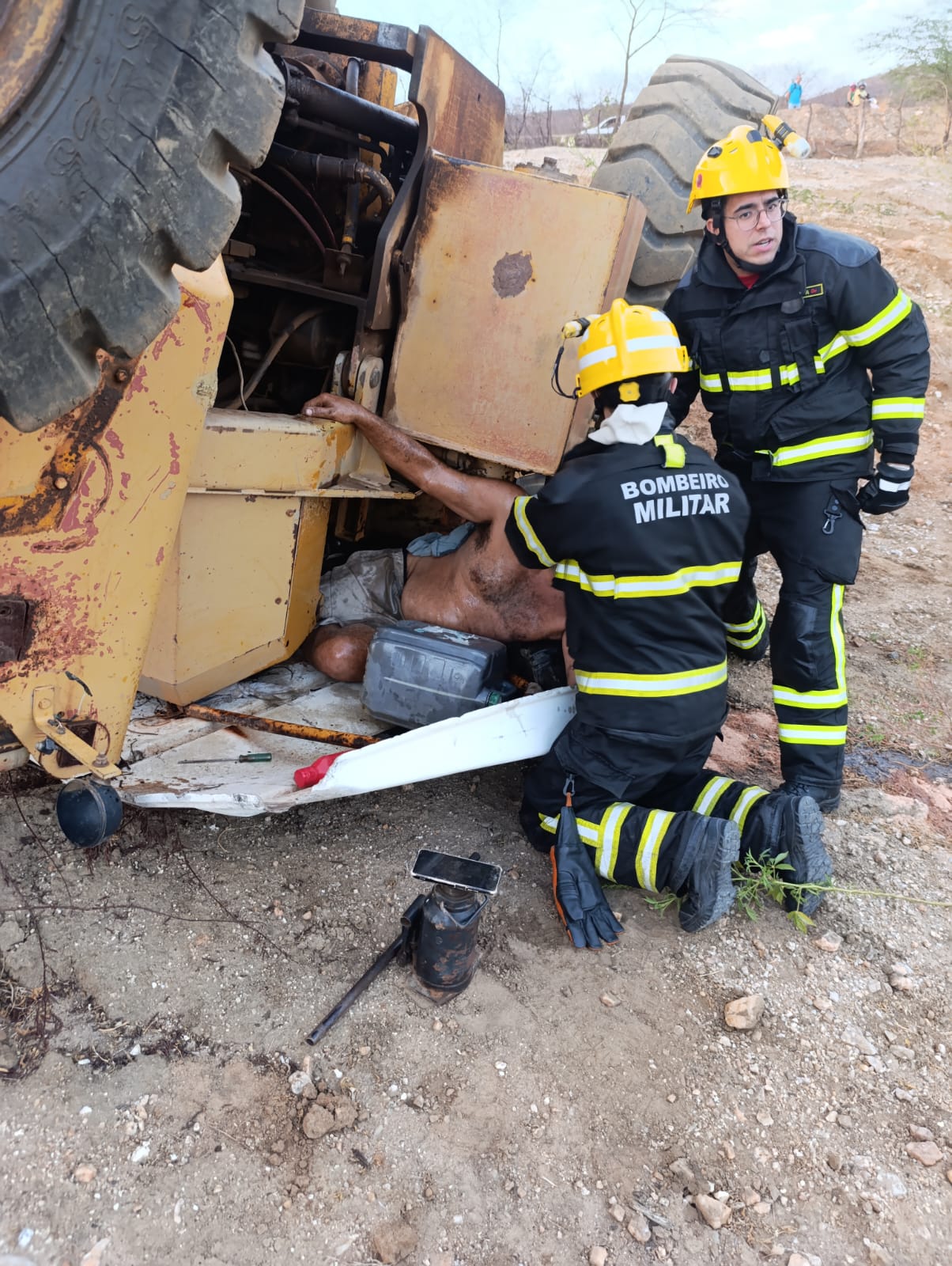 Bombeiros resgatam operador de pá carregadeira preso às ferragens na RN entre Currais Novos e São Vicente