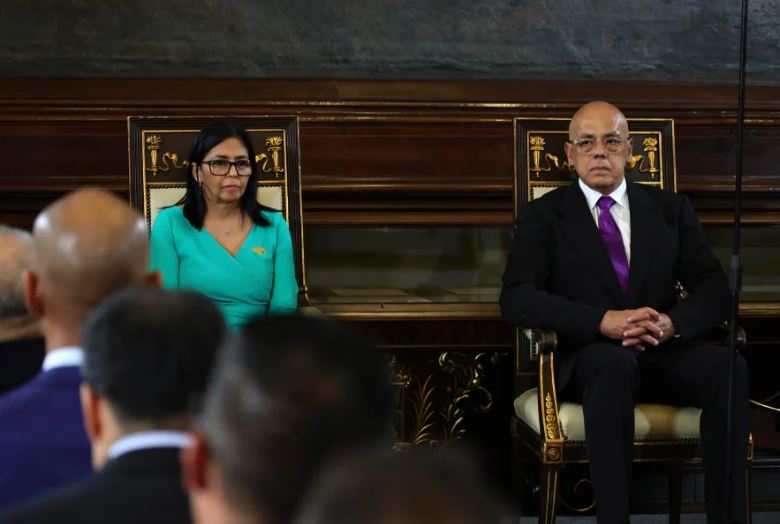 Novo comando na Venezuela acena aos EUA e abre negociações sobre petróleo e direitos humanos