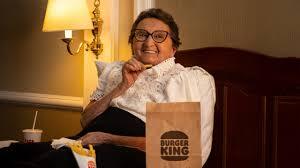 Tânia Maria estrela campanha que ironiza o glamour das premiações internacionais