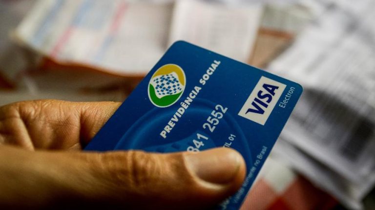 Lula sanciona lei que proíbe descontos automáticos em benefícios do INSS