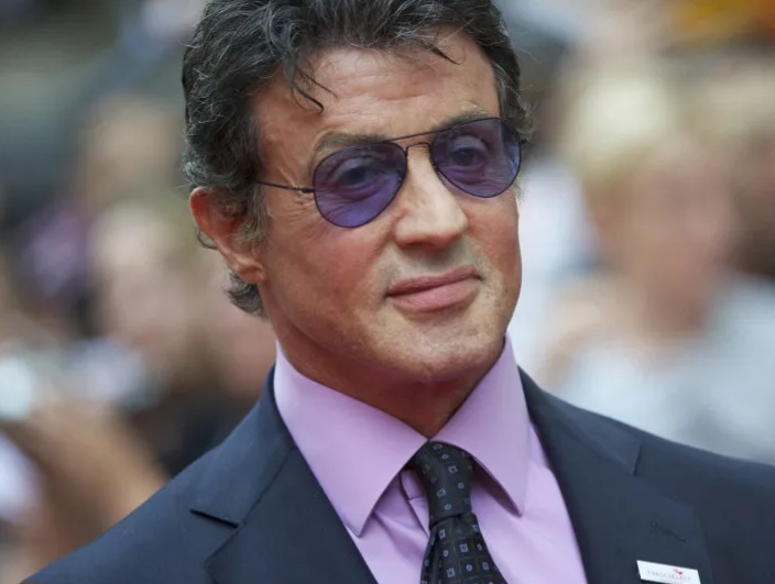 Sylvester Stallone termina livro sobre sua vida escrito inteiro à mão