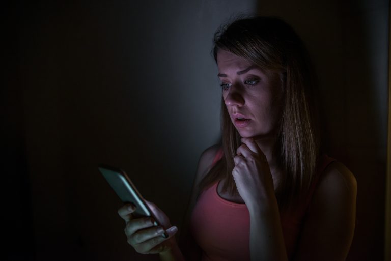 Pornografia falsa criada por IA cresce e desafia o combate aos crimes digitais
