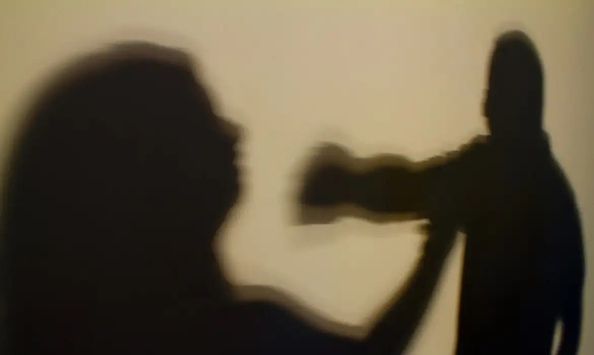 Brasil registra 4 vítimas de feminicídio por dia e tem recorde em 2025