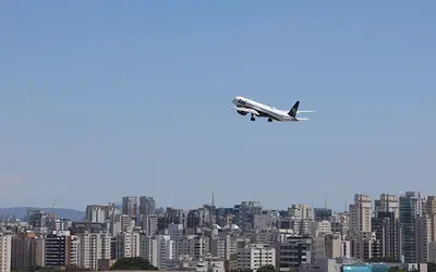 Após outubro histórico, volume de serviços no Brasil cai 0,1% em novembro, segundo IBGE