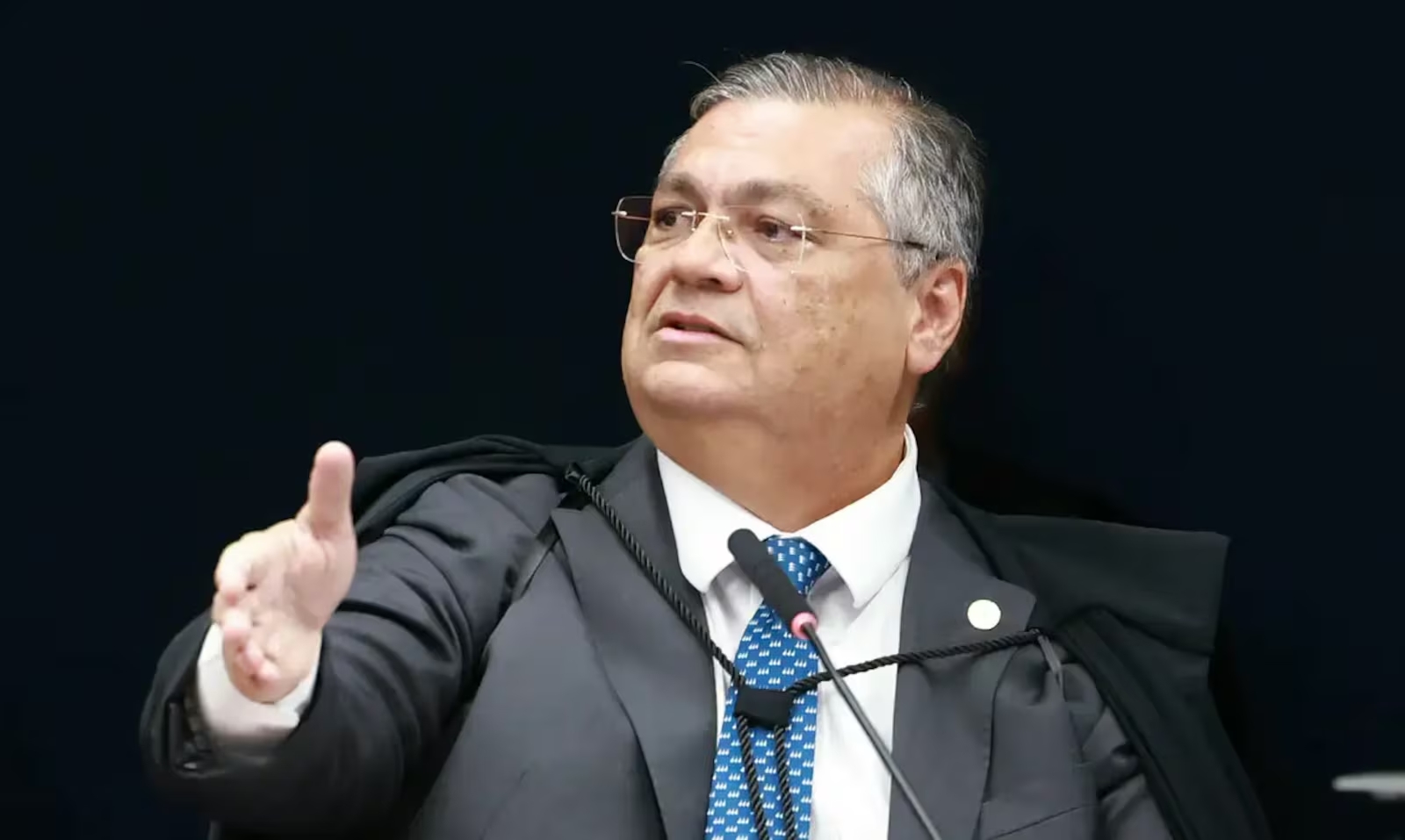 Dino arquiva investigação sobre senador flagrado com R$ 33 mil na cueca