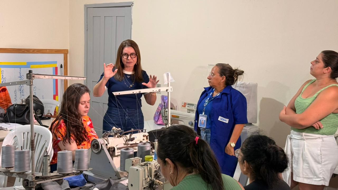 Milena Galvão acompanha curso de constureira industrial voltado para mulheres em Currais Novos