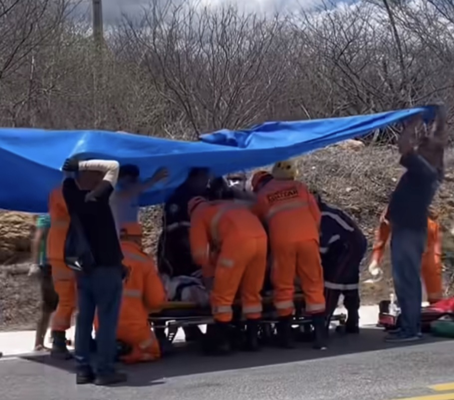 Colisão entre guincho e motocicleta deixa casal ferido na BR-427, em Currais Novos