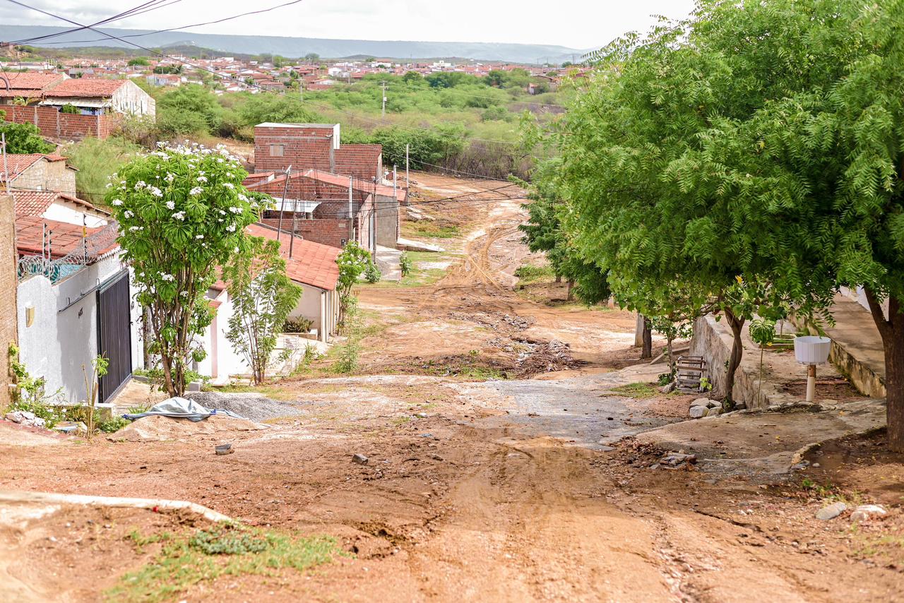 Prefeitura de Currais Novos inicia pavimentação da Rua Naide Galvão no Parque