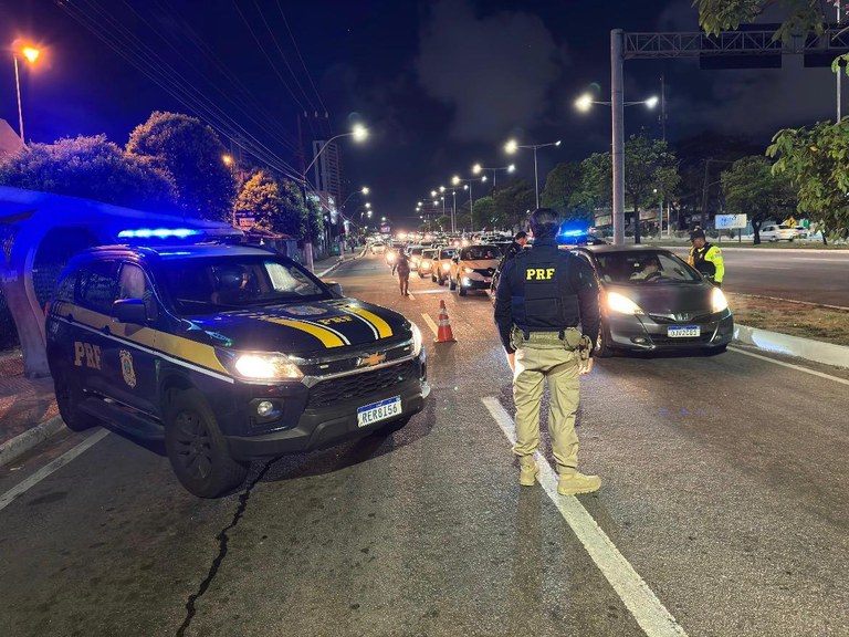 PRF cumpre mandados de prisão e prende quatro pessoas nos primeiros dois dias da Operação Carnaval no RN