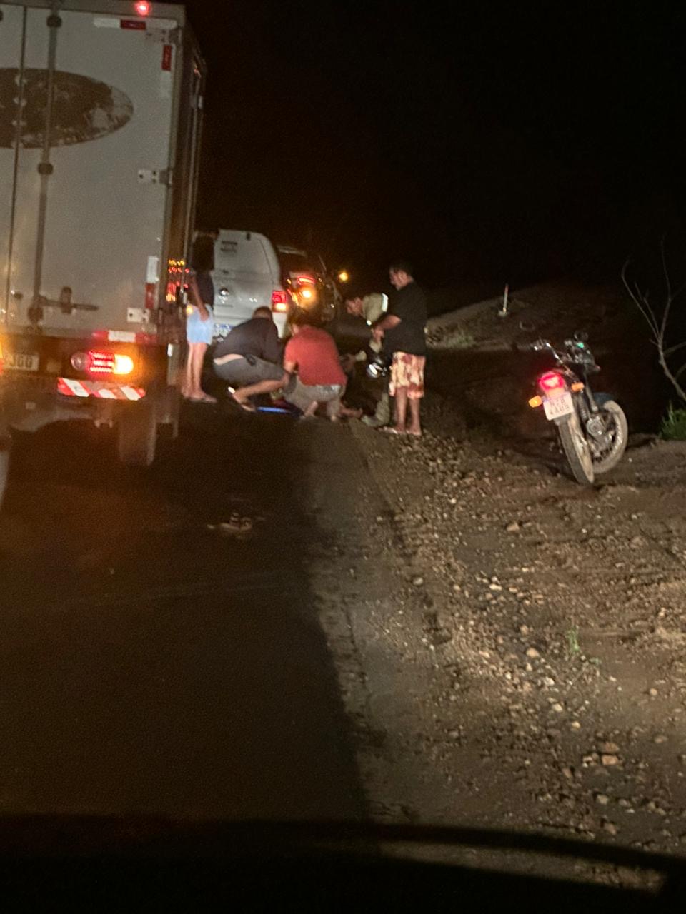 Queda de motocicleta mobiliza Bombeiros e SAMU na noite deste sábado próximo à Furna da Onça