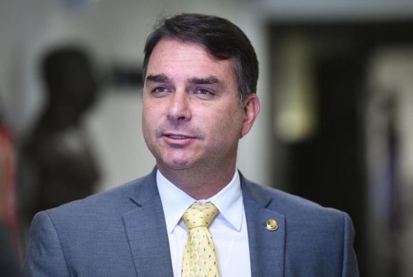 Flávio assume defesa de Bolsonaro no STF e pode ampliar visitas na Papudinha