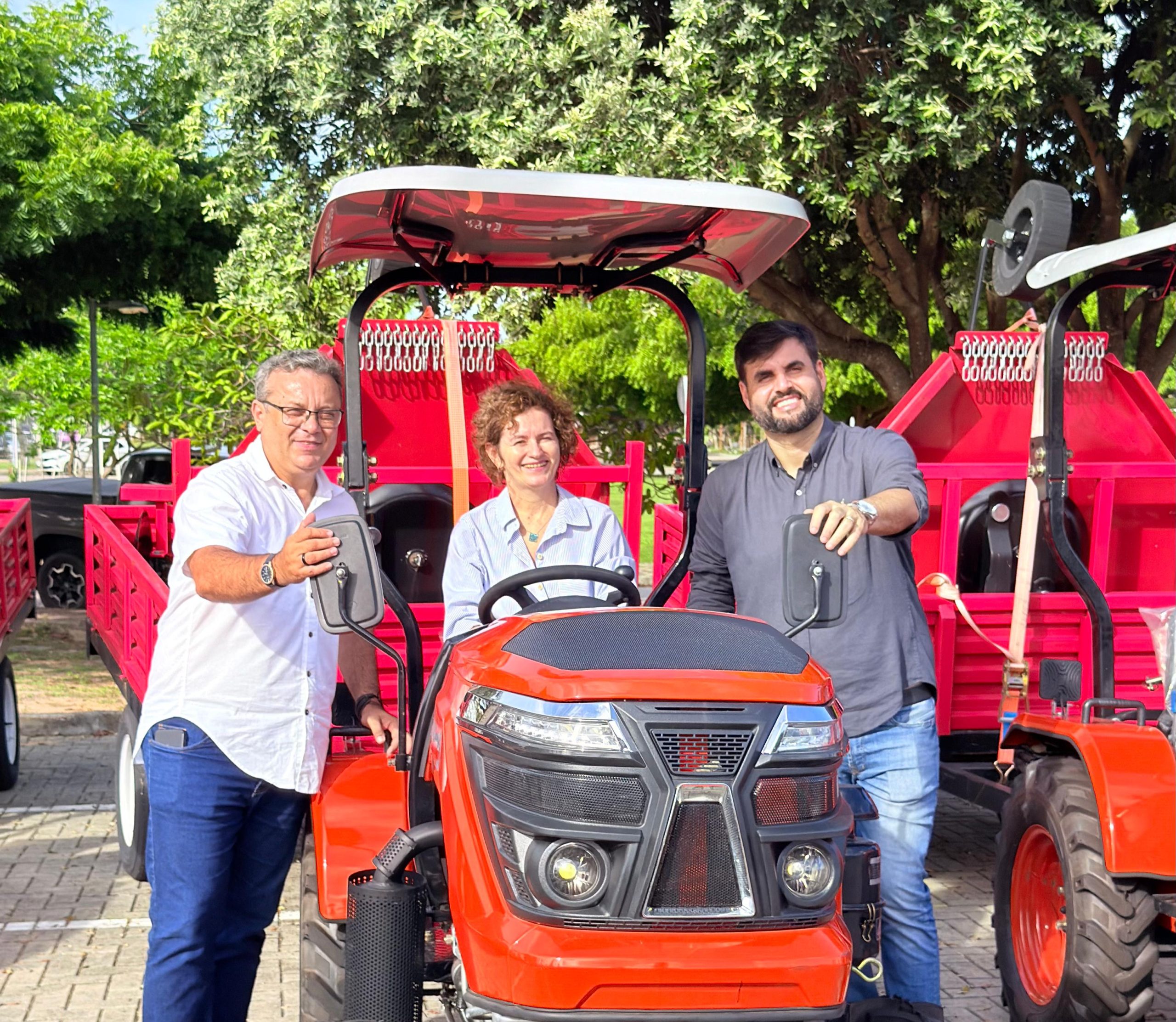 Prefeito Lucas garante novo trator com kit agrícola para fortalecer a agricultura familiar em Currais Novos