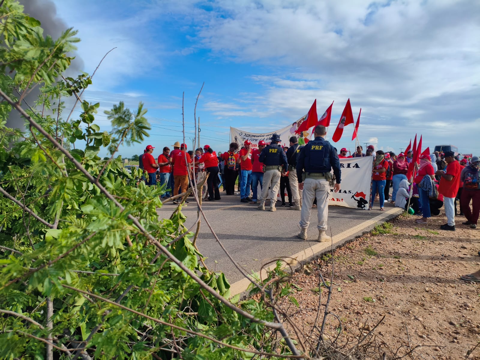 Protestos do MST bloqueiam BR-405 em Apodi e BR-101 em Touros na manhã desta segunda