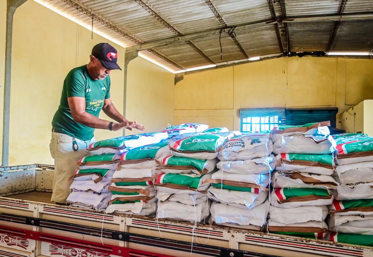 Prefeitura de Currais Novos realiza entrega de sementes para agricultores familiares em parceria com o Governo do Estado