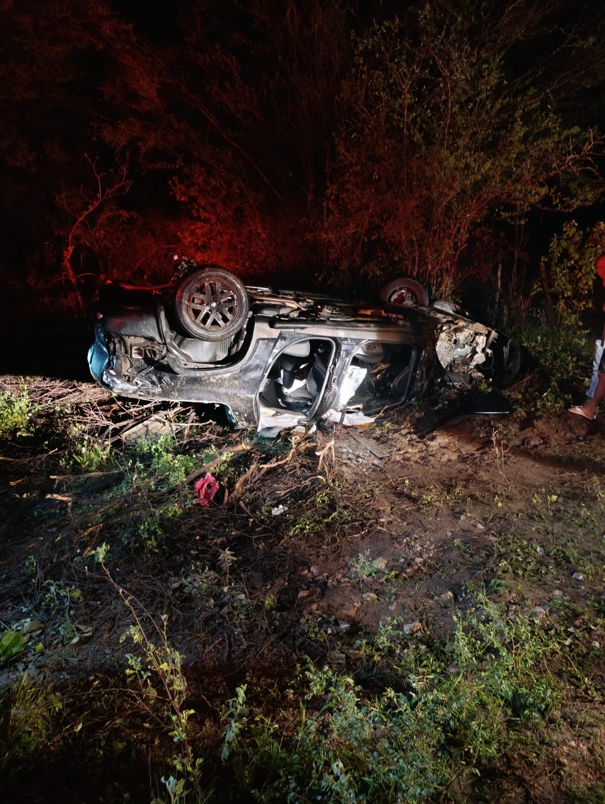 Motorista fica preso às ferragens após capotamento na BR-226 entre São Vicente e Florânia