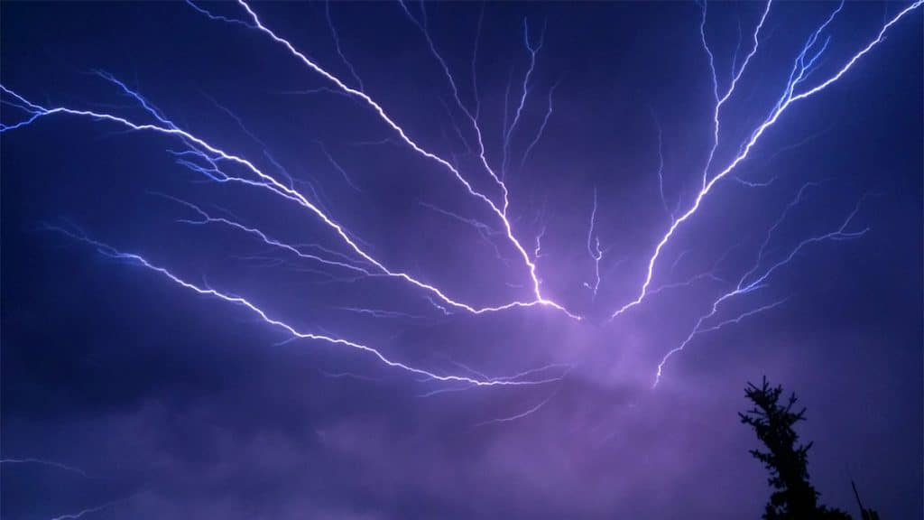 RN tem quase 2 mil raios em 24h; cidades do interior registram casas atingidas