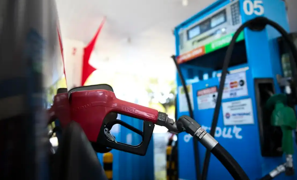 Governo Lula inicia estudos para aumentar mistura de etanol na gasolina de 30% para 35%